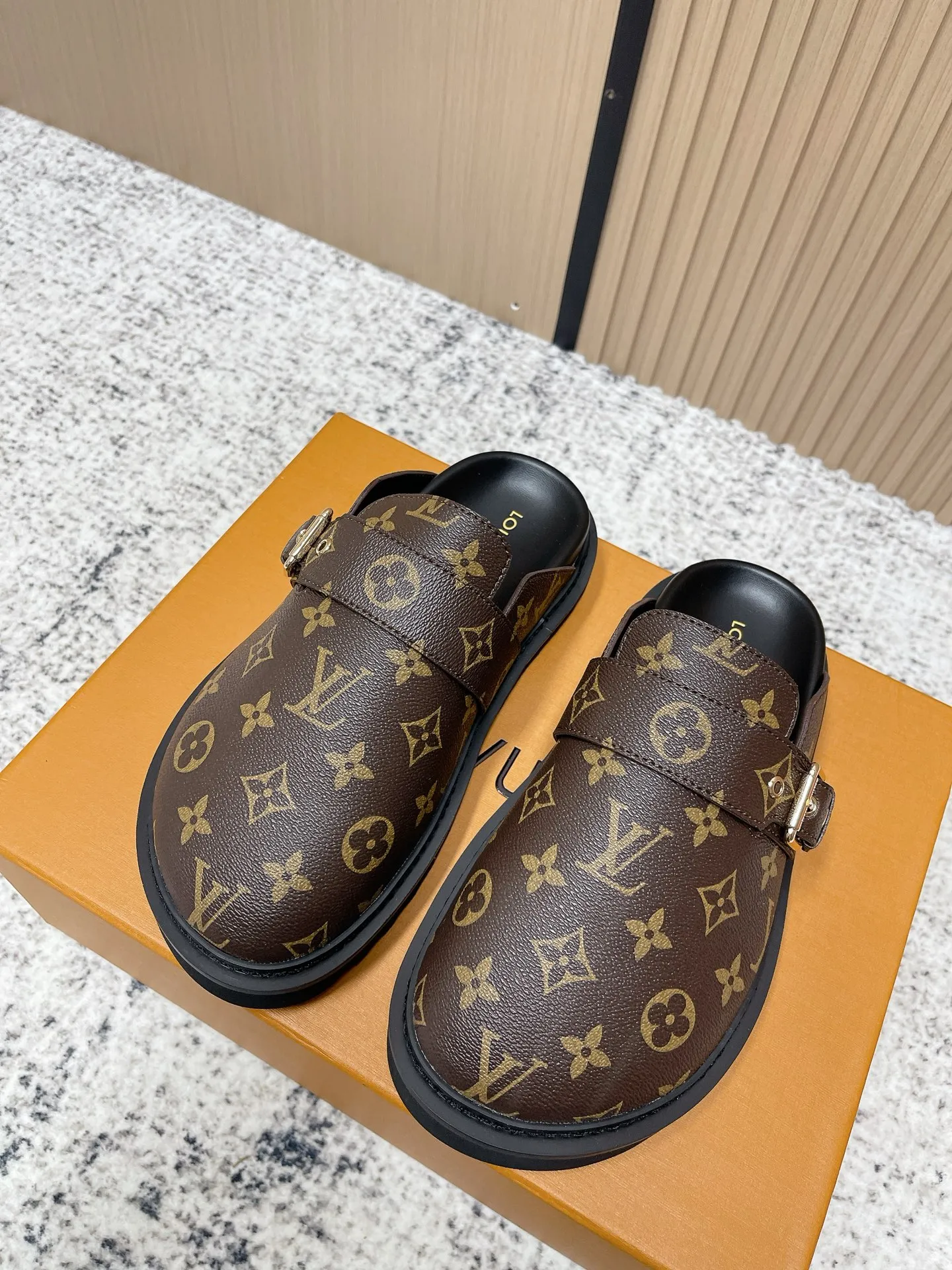 [L Family] P: 460💰 Size: 35-46 (female 40.41, male 45 46 custom-made) Top version Louis vuitton Lv new couple Birkenstock slippers. Cute and cute, not too good on the feet. Simple and high-end slingback design. Ready to wear and go. Good news for lazy people. Imported cowhide leather upper/imported old calico. Original hardware buckle, original molded high-density foam outsole.